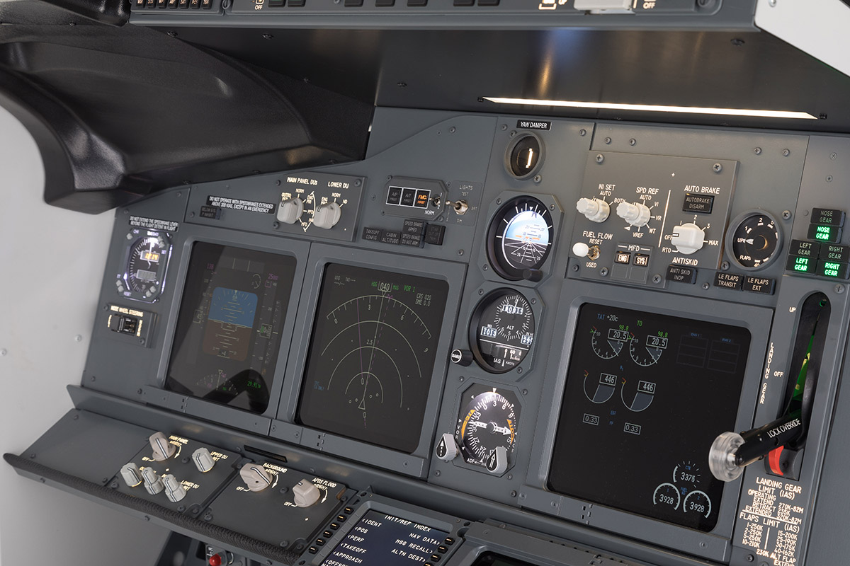 世界のエアライナー The Cockpit Flight Simulator 1 B737-400,B777-200 [DVD] The Cockpit Flight Simulator 1 B737 400 B777 200 Dvd